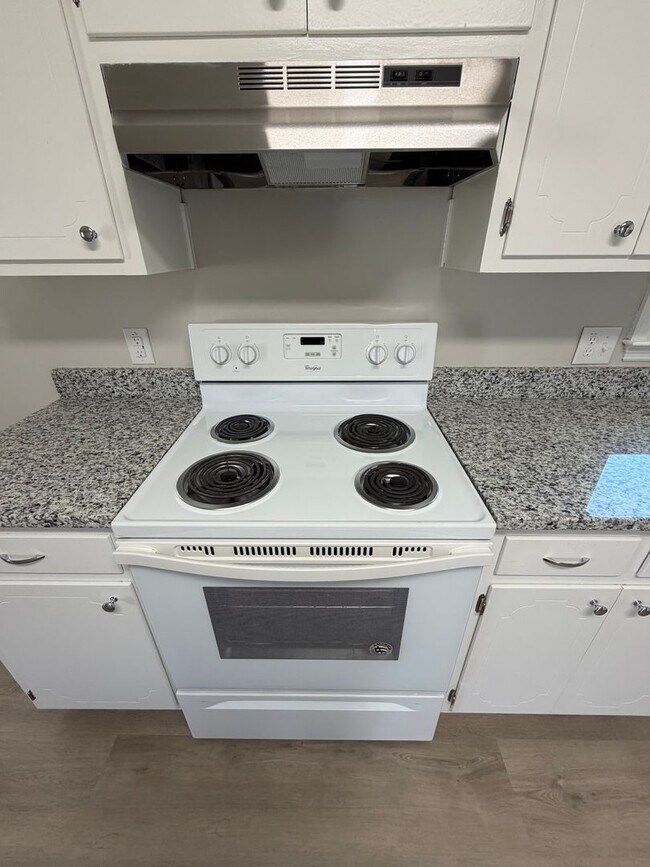 Building Photo - Charming 1,025 sq ft single-family home offering 3 bedrooms and 2 full bathrooms—perfect for comf...