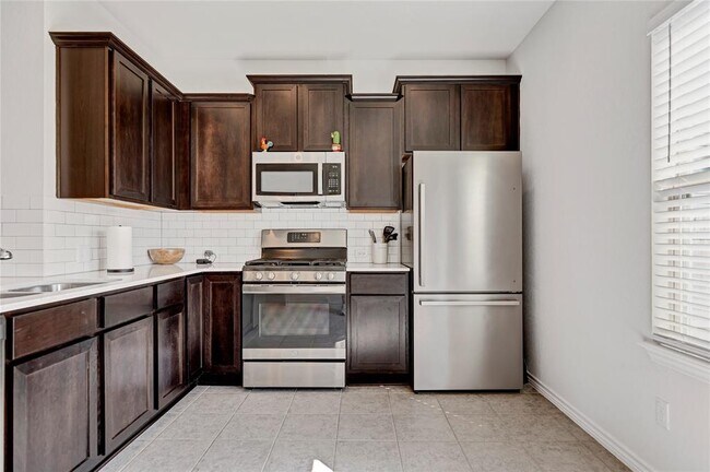 Building Photo - 380 Witchhazel Way