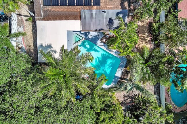 Building Photo - 1568 NE 35th St