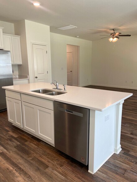 Building Photo - 252 Chelsea Pk Cir