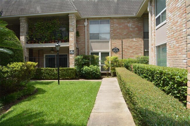 Building Photo - 2230 S Piney Point Rd