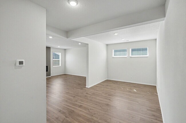 Building Photo - 4 Bed (plus BONUS ROOM), 2.5 Bath Newer Home in NE Salem