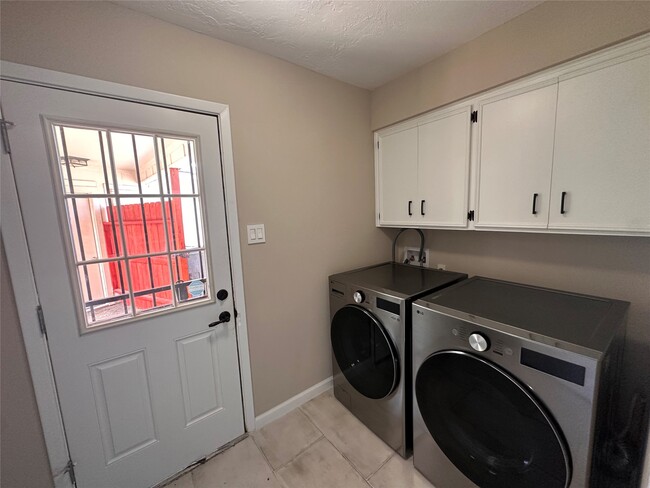 Building Photo - 10902 Bob White Dr