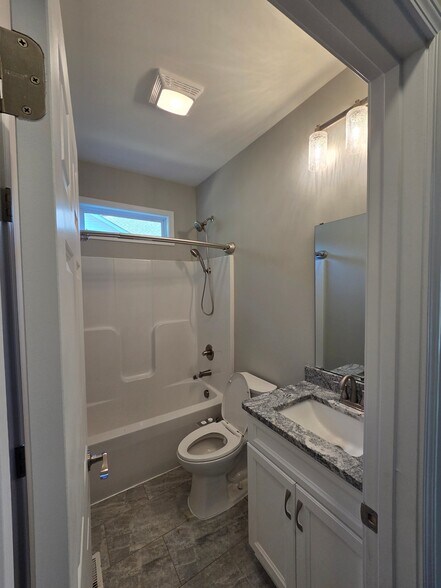 Building Photo - 2230 Evergreen Dr