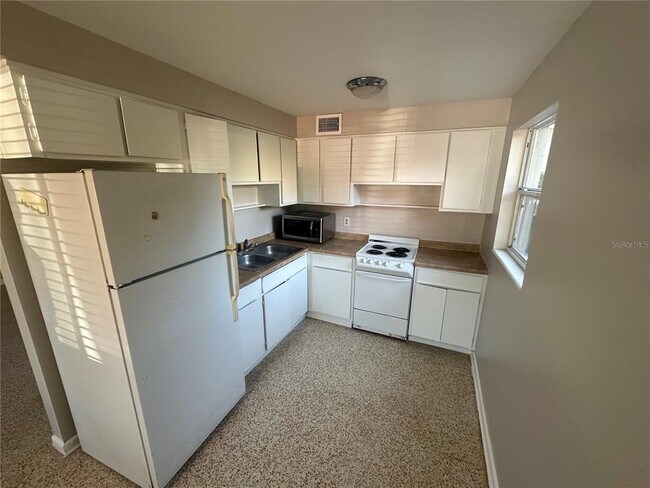 Building Photo - 3200 Fairway Ln