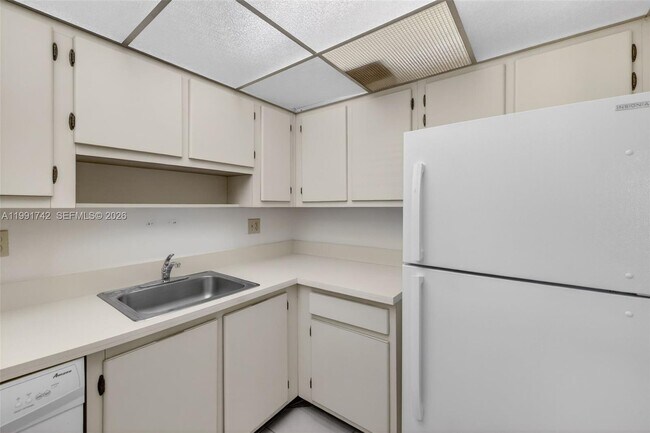 Building Photo - 3100 W Rolling Hills Cir