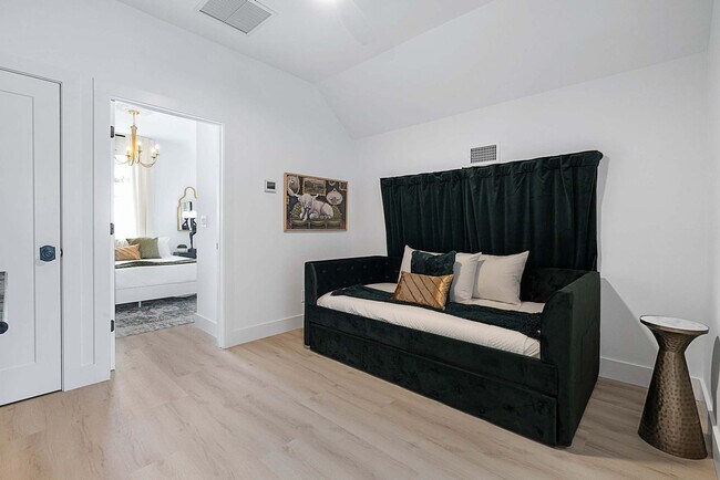 Building Photo - 30 W Castillo Dr