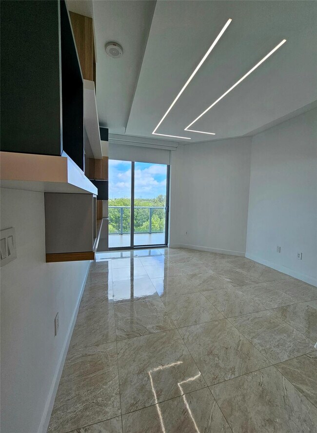 Building Photo - 17301 Biscayne Blvd