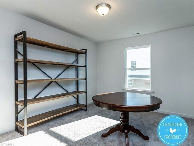 Building Photo - 1313 Achonechy Trl