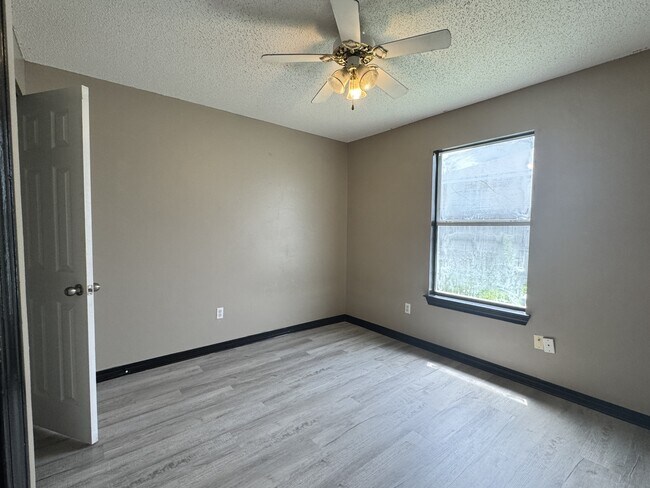 Building Photo - 322 Apple Dr