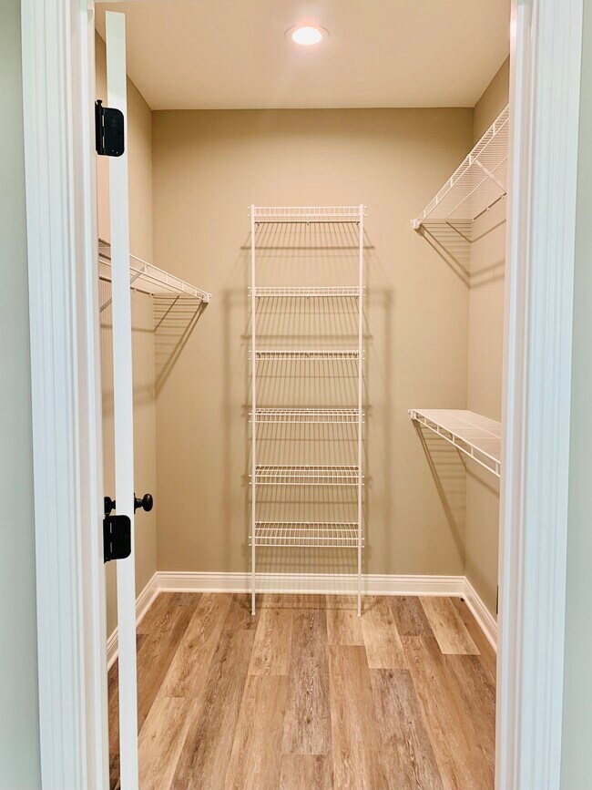 Building Photo - 850 McIntyre St