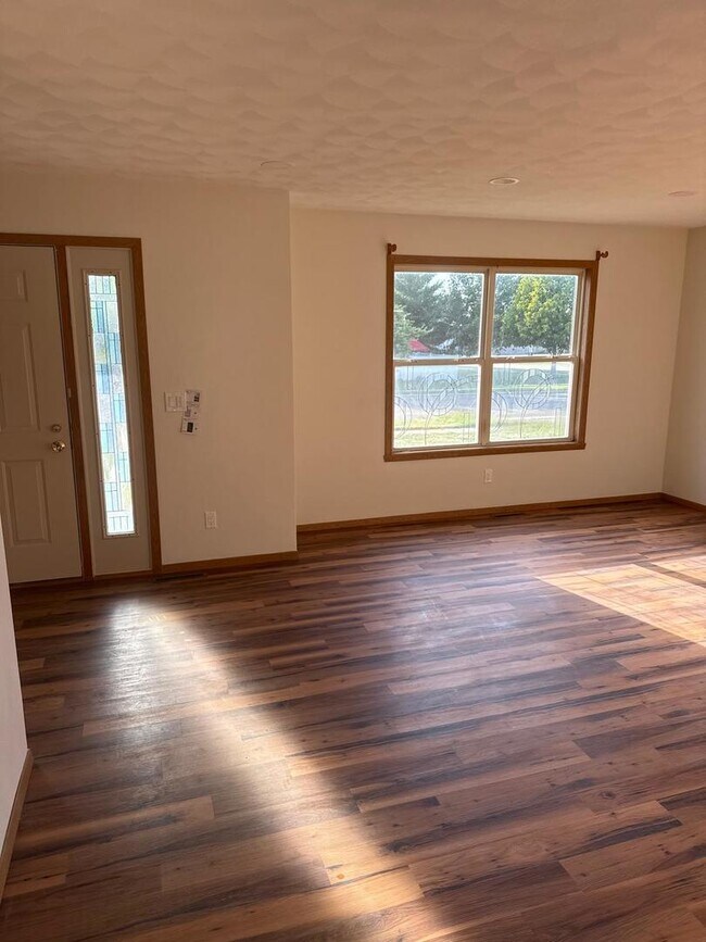 Building Photo - 387 Shay Dr