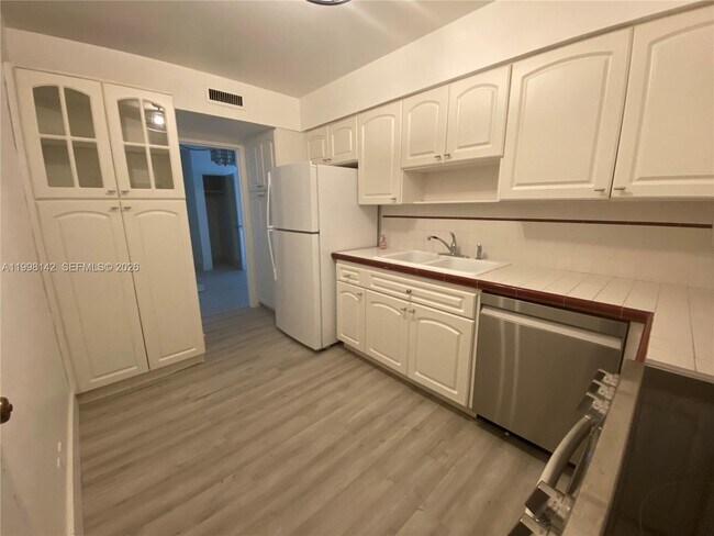 Building Photo - 9225 Collins Ave