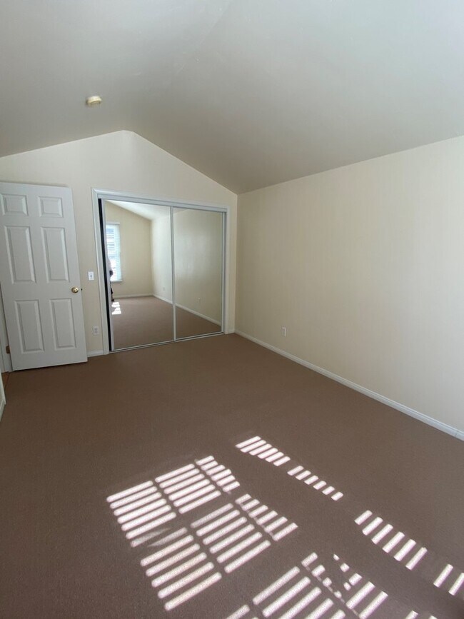 Building Photo - Santa Barbara - Cute two bedroom, one bath...