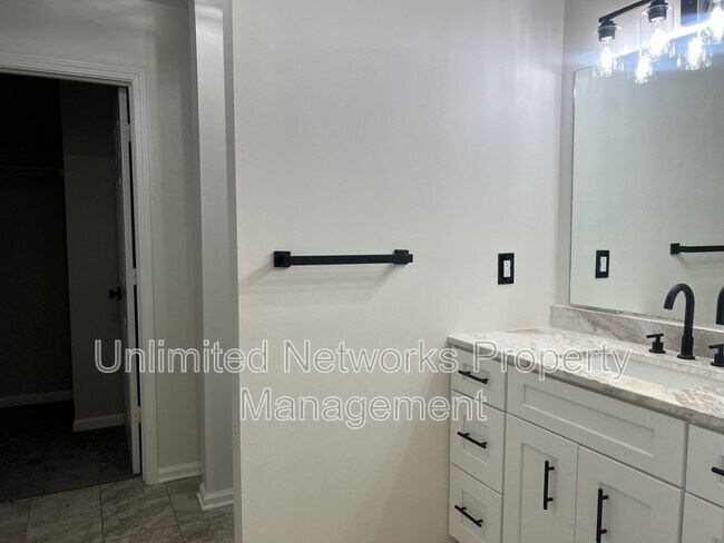 Building Photo - 5895 Terremont Cir