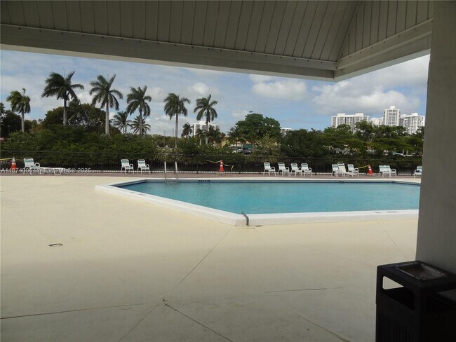 Building Photo - 3401 N Country Club Dr