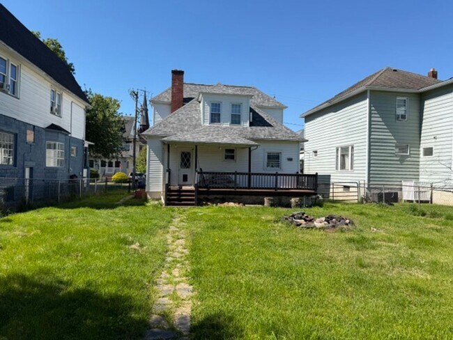 Building Photo - 2 Bedroom House