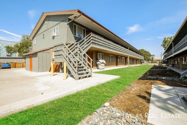 Building Photo - Spacious 2 bed 1 bath unit in Lakewood ! F...