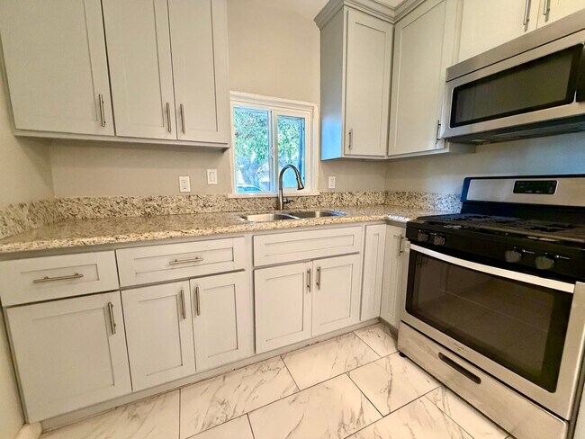 Building Photo - Beautifully updated 1 bed 1 bath in Thousand Oaks! All utilities included