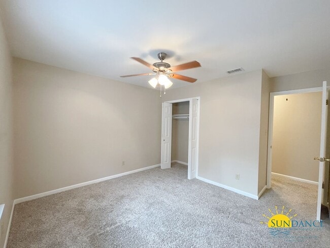 Building Photo - Beautiful 3 Bedroom Townhouse Close to Both Bases!