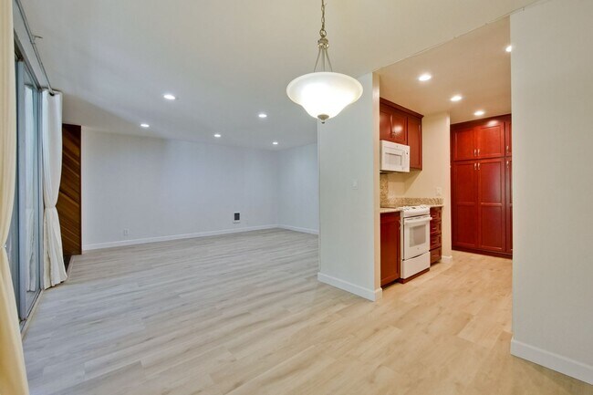 Building Photo - Beautiful 2BR 2BA downstairs condo in Moun...