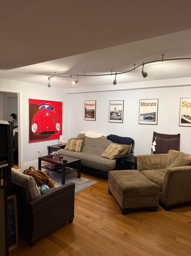 Building Photo - 528 Garden St