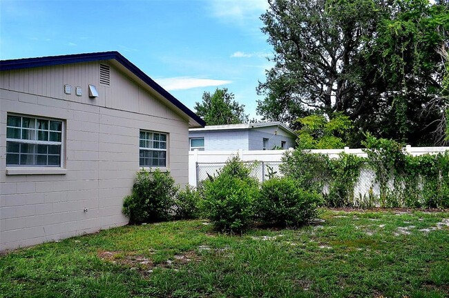 Building Photo - 4306 W La Salle St
