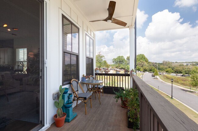 Building Photo - Stylish End-Unit Townhome Minutes From Gra...