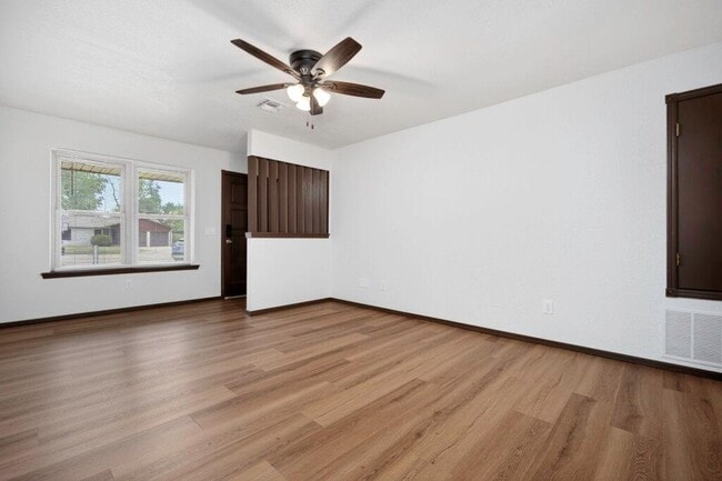 Building Photo - 742 W Juniper Dr
