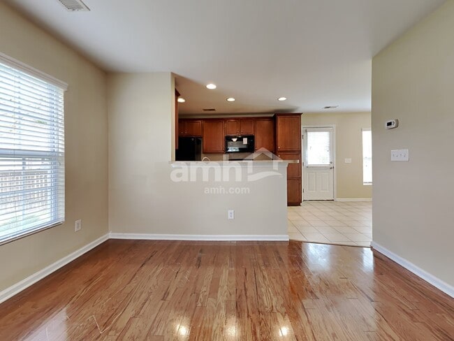 Building Photo - 409 Lakewind Dr