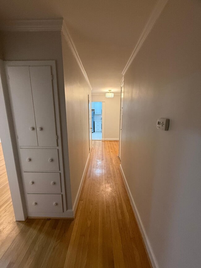 Building Photo - 2110 Villa Dr