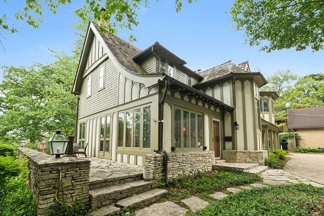 Building Photo - 2023-2027 W 108th Pl