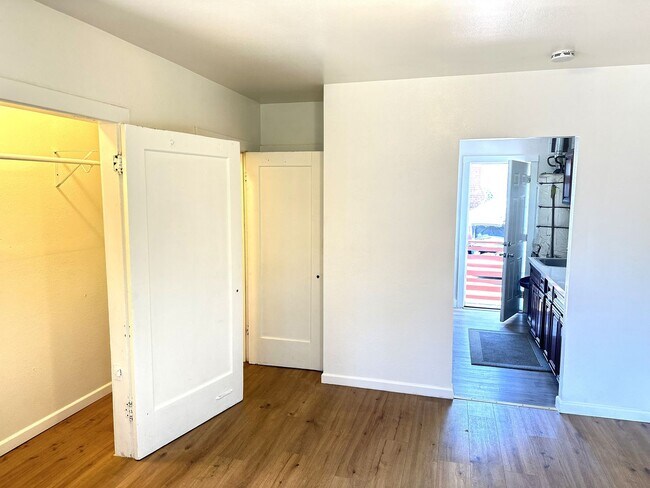 Building Photo - 2648