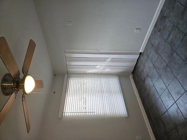 Building Photo - 555 N May