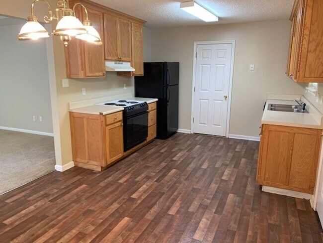 Building Photo - 3BD/2B located in Valdosta city limits.