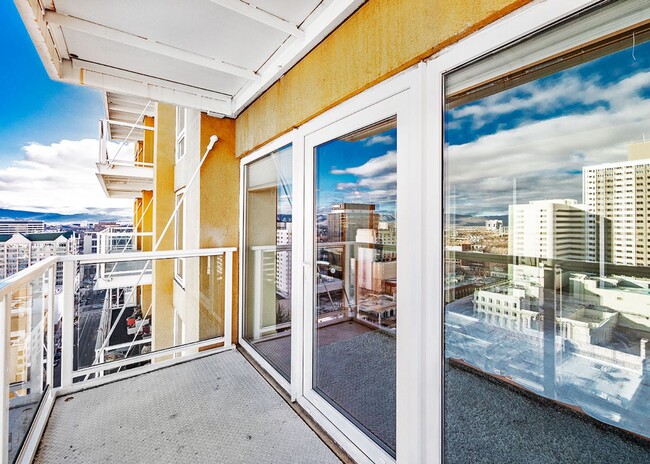 Building Photo - Clean and Bright Studio Apartment Downtown at The Montage- Utilities included!