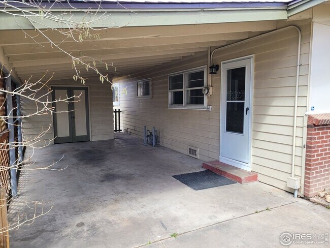 Building Photo - 3 Bed ranch minutes from CSU and pet and s...