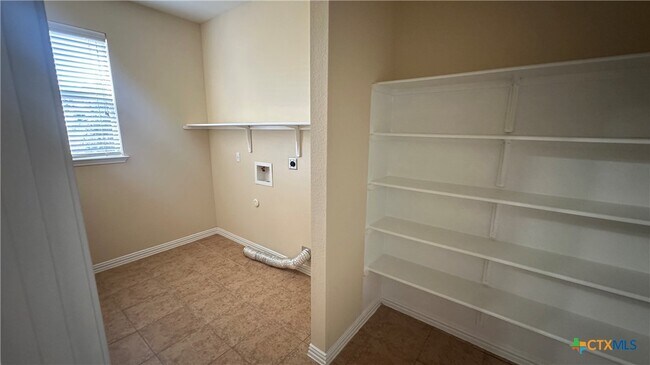 Building Photo - 834 Red Fern Dr