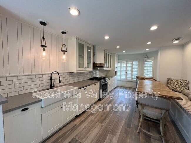 Building Photo - 289 Vista Royale Cir W
