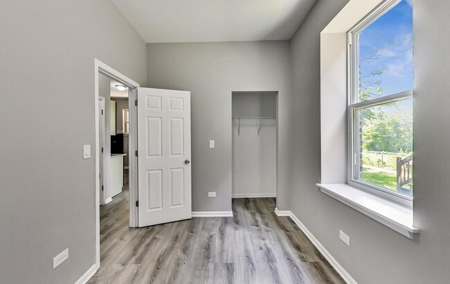 Building Photo - 3829 W Maypole Ave