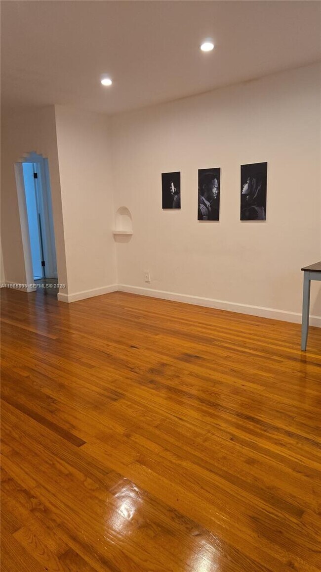 Building Photo - 10072 E Bay Harbor Dr