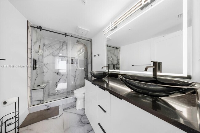 Building Photo - 1750 N Bayshore Dr