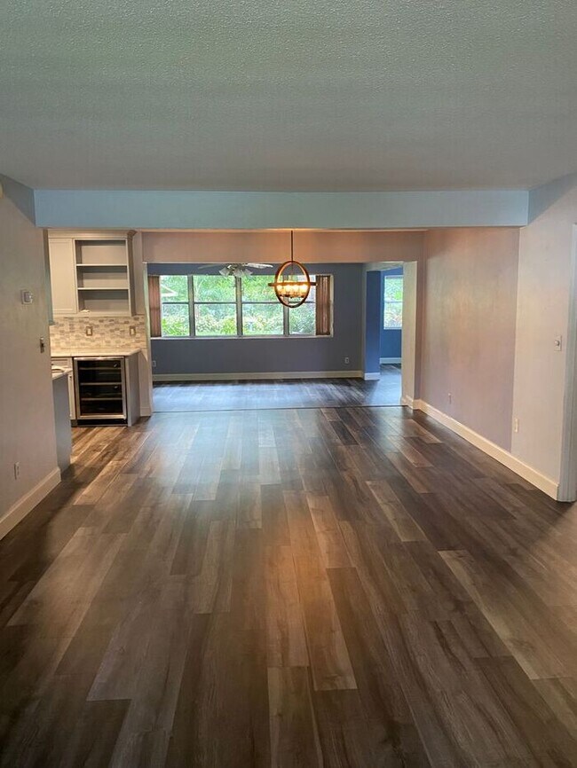 Building Photo - 3/2 Home In Downtown/Conway Area! Zoned fo...