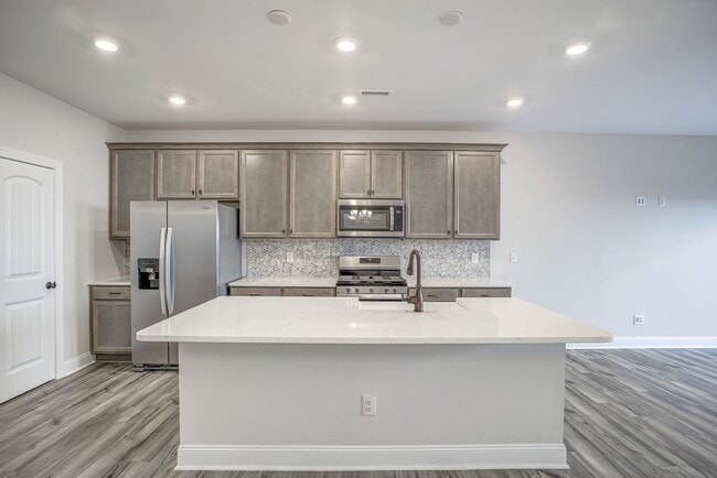 Building Photo - Updated Townhome with 1 Car Garage - close to Southpoint!