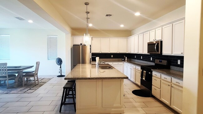 Building Photo - Like new 4-bedroom with Teen suite & Commu...