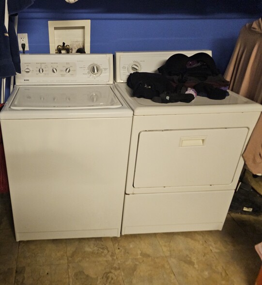 Full size washer & dryer - 87 Kelmar Ave