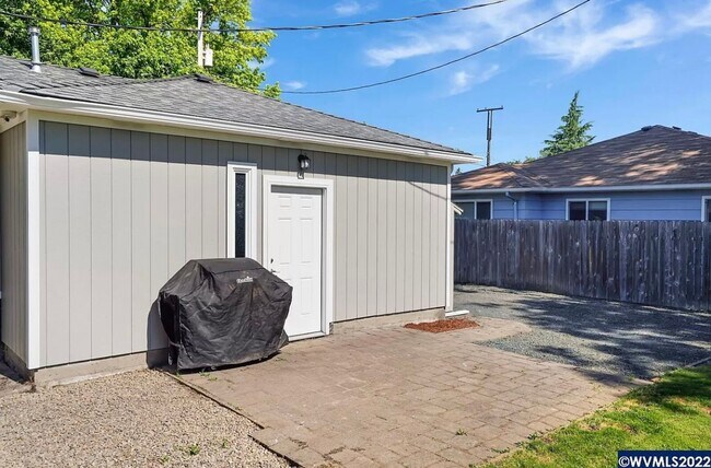 Building Photo - Available Now! 5 bedroom house with large yard and RV parking!