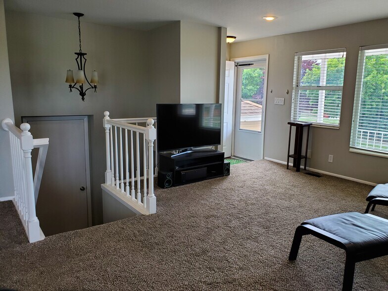 Building Photo - 940 W Red Oaks Dr
