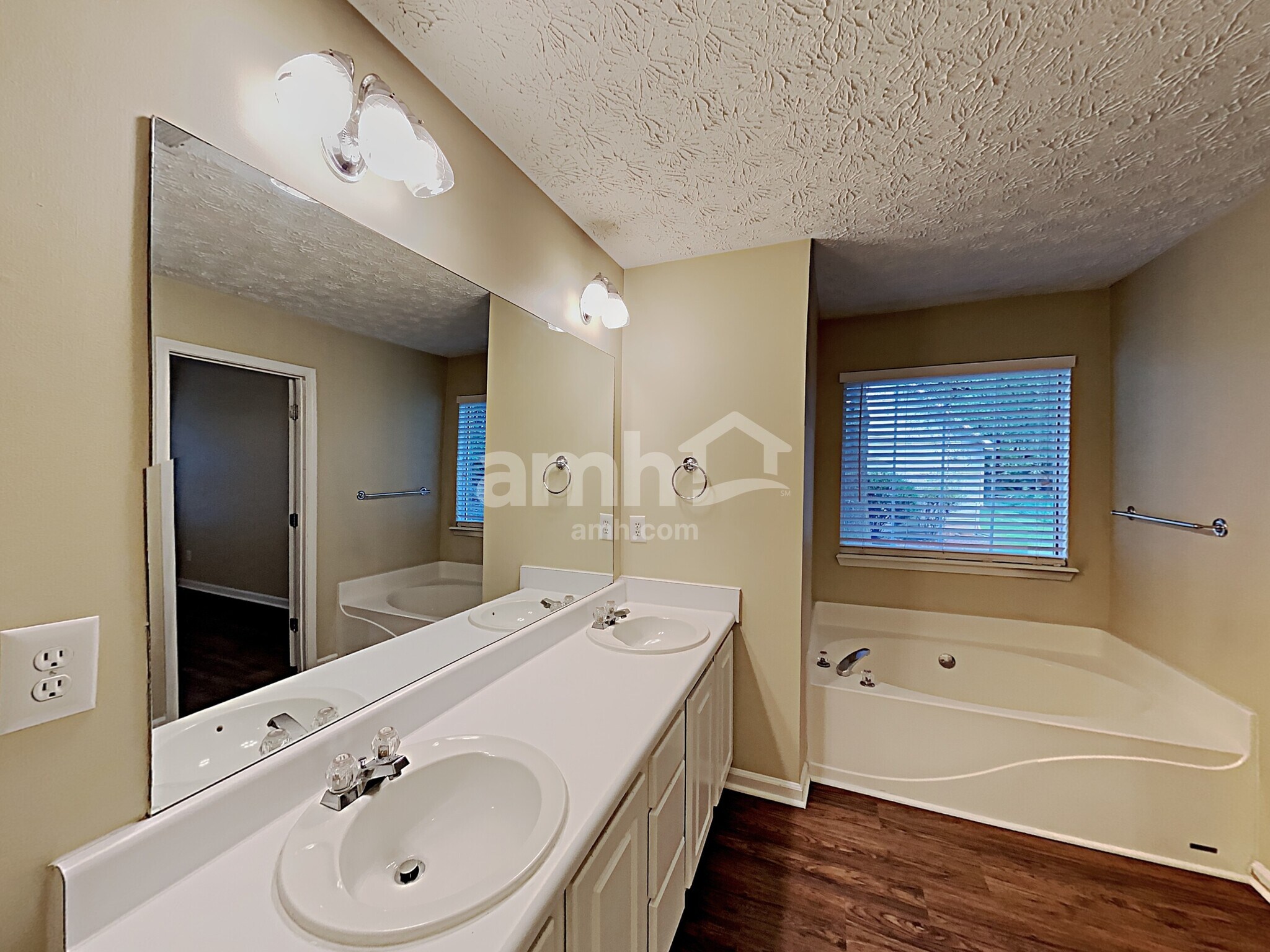 Building Photo - 2656 Lake Park Bnd