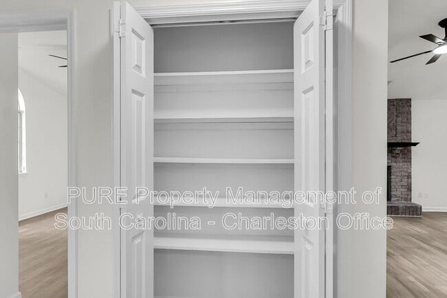 Building Photo - 9870 Levenshall Dr